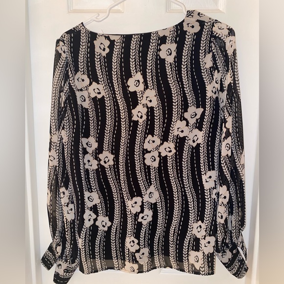 Express S Work blouse Spring weight. Sheer like material - Picture 3 of 3